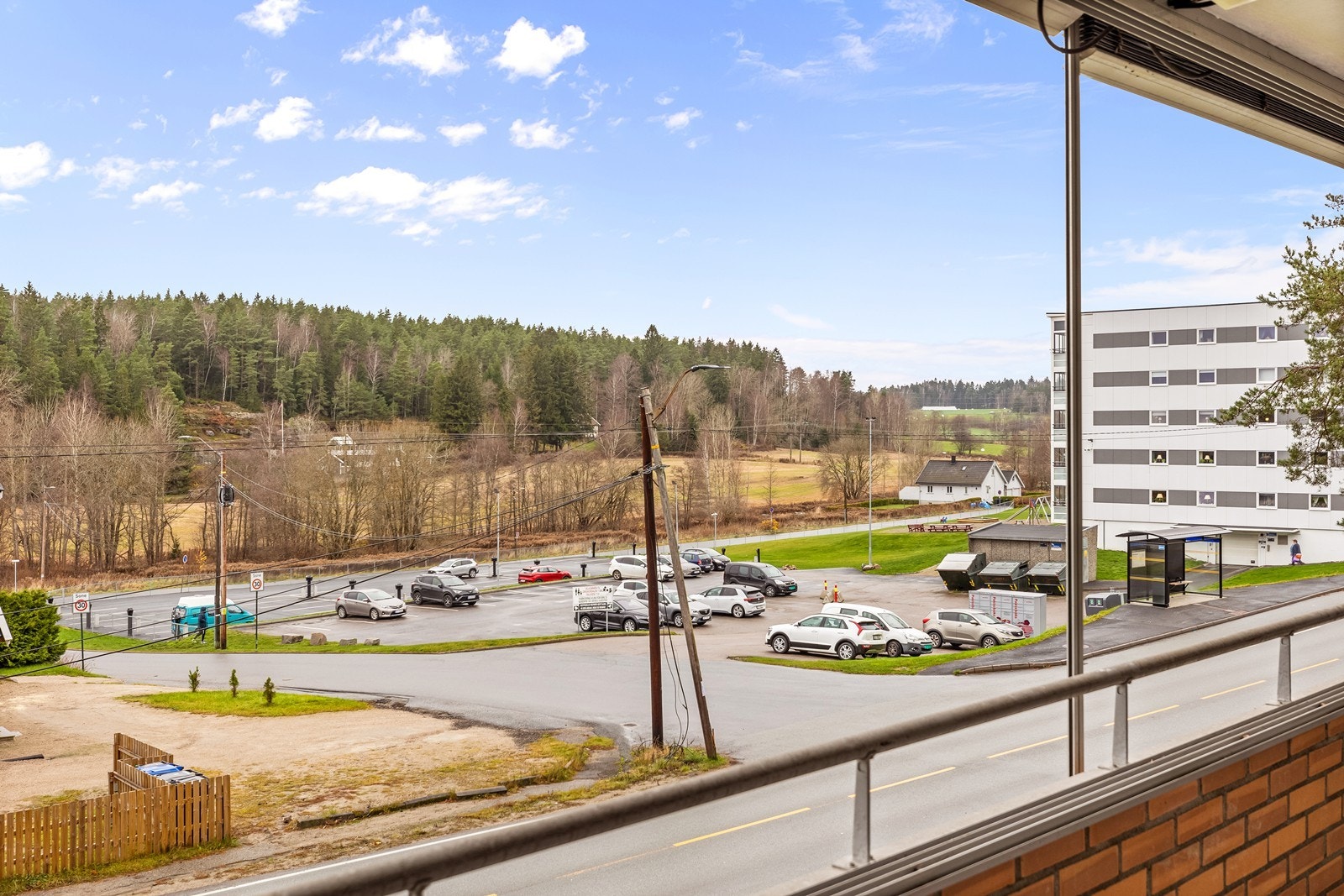 Utsikt mot Dalveien i fra veranda Galleribilde