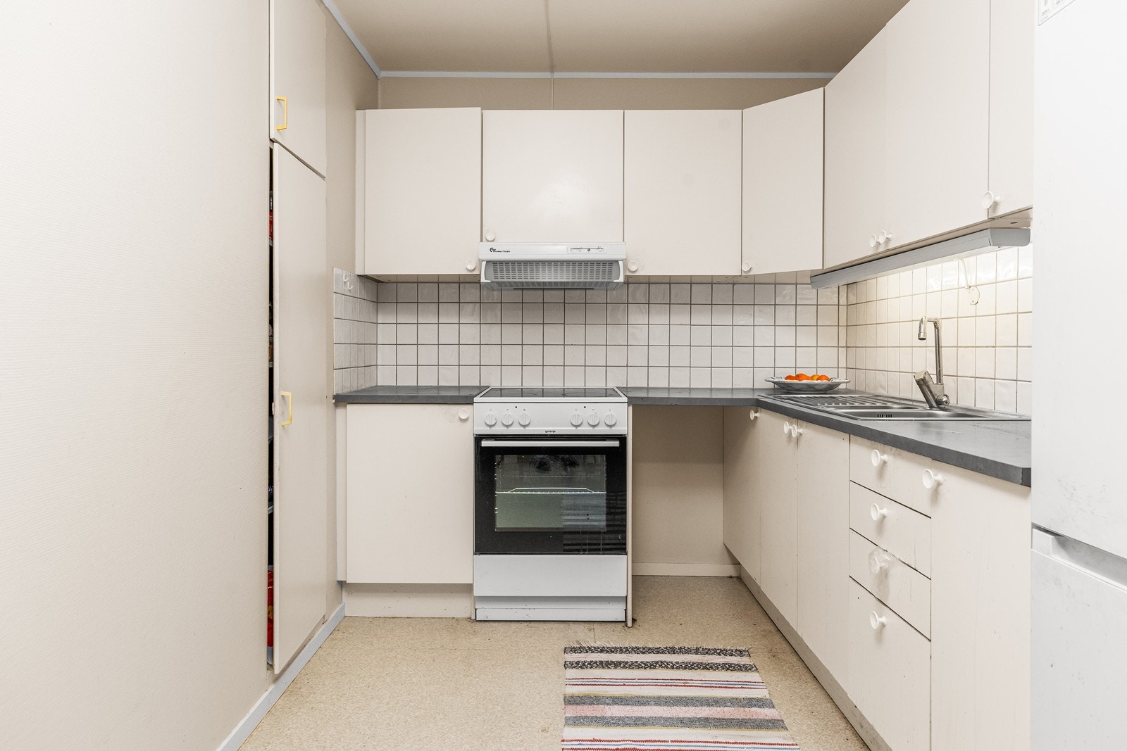 Kjøkkenet ligger separat med åpning ut mot stue/spisestue. Det belegg på gulvet og malte overflater på veggene. Kjøkkeninnredningen har slette fronter og laminerte benkeplater Galleribilde