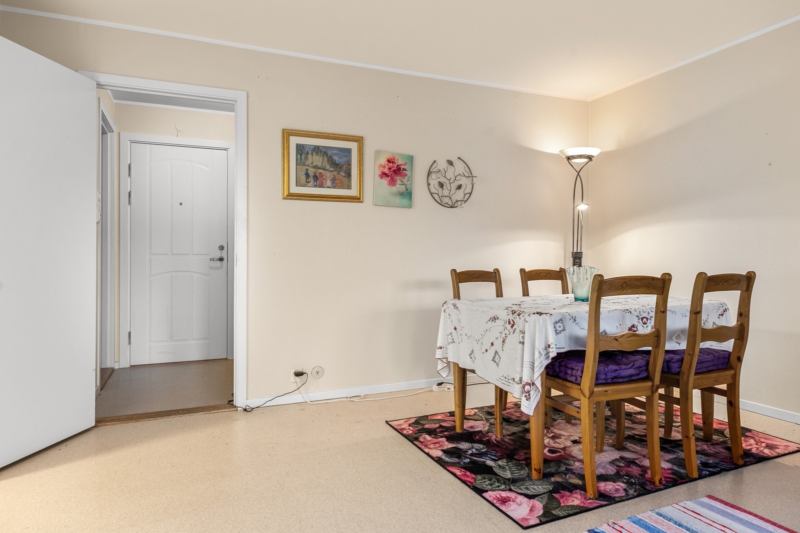 Spisegruppen er naturlig plassert nærmest kjøkkenet Galleribilde