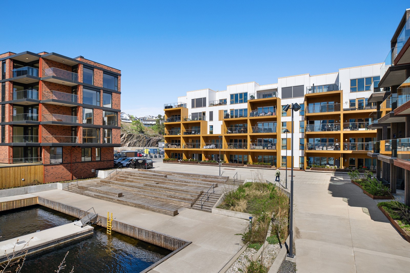 Leiligheten ligger på hjørnet til venstre, øverst i det gule og hvite bygget Galleribilde