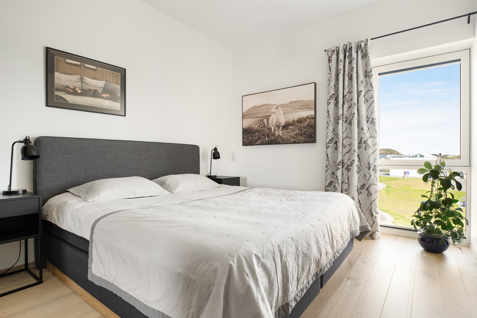 Luftig og delikat hovedsoverom med hyggelig utsikt Galleribilde