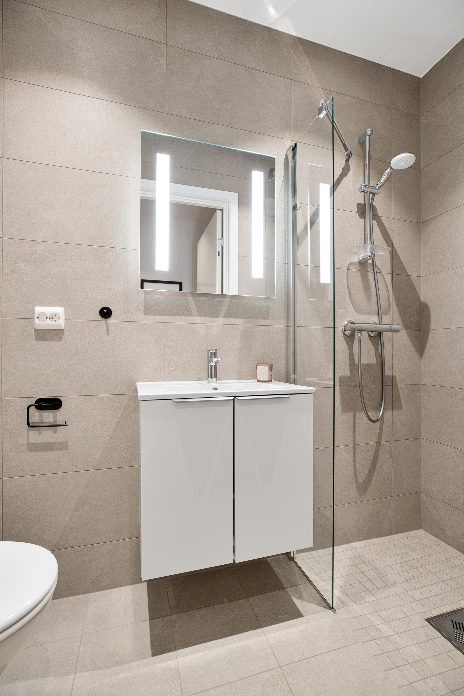 Det er to bad i leiligheten, begge med både dusj og vegghengttoalett Galleribilde