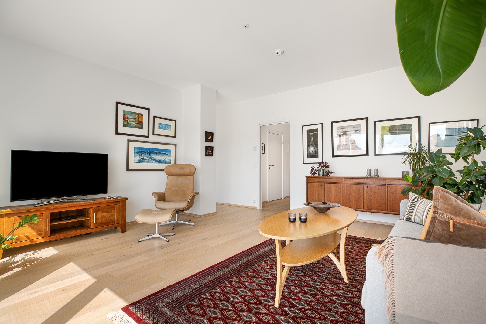 Det er valgt et lekkert enstavs parkettgulv og spotter i stue og kjøkken Galleribilde