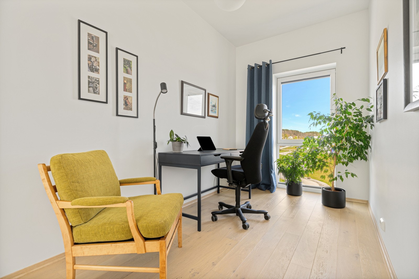 Soverom på innsiden av kjøkkenet passer også flott som hjemmekontor Galleribilde