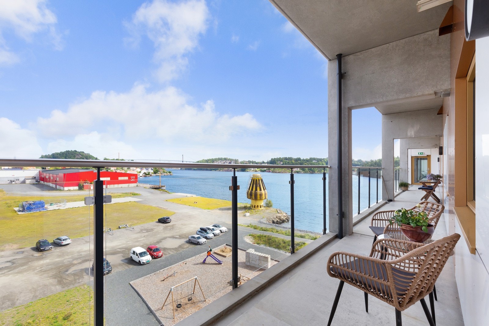 Flott utsikt mot Tromøysund fra svalgangen - Her kommer badeland som erstatter dagens bebyggelse Galleribilde