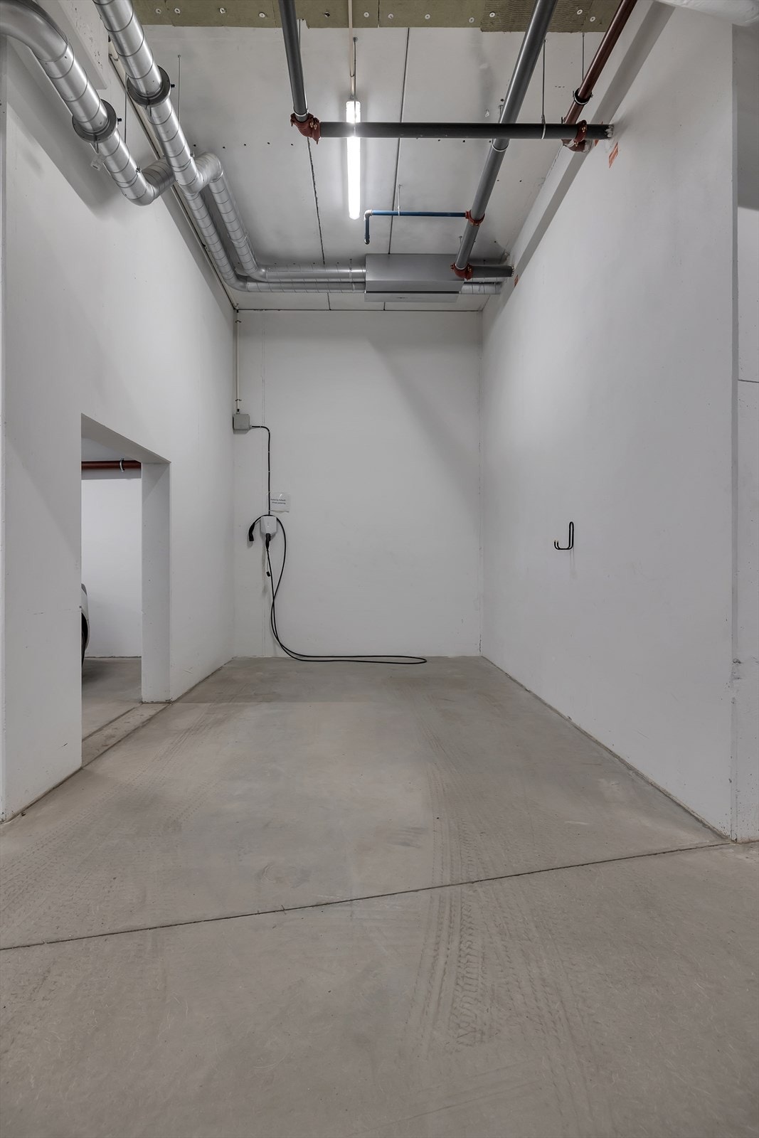 Det følger med egen garasjeplass til leiligheten med elbil lader. Galleribilde
