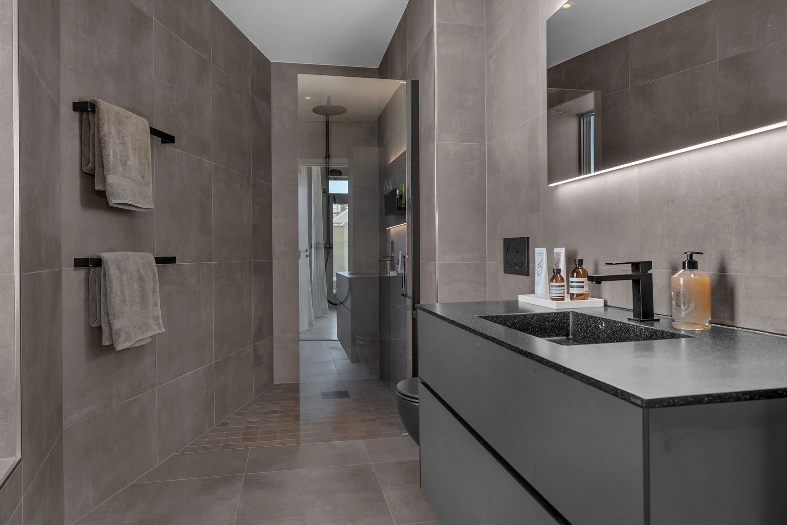 Boligen har to pene bad av høy kvalitet. Dette badet er tilknyttet master bedroom. Galleribilde