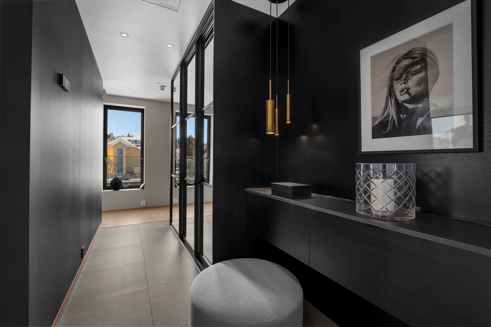 Innbydende entré og hall med skyvedørsgarderobe og benkeplass. Galleribilde
