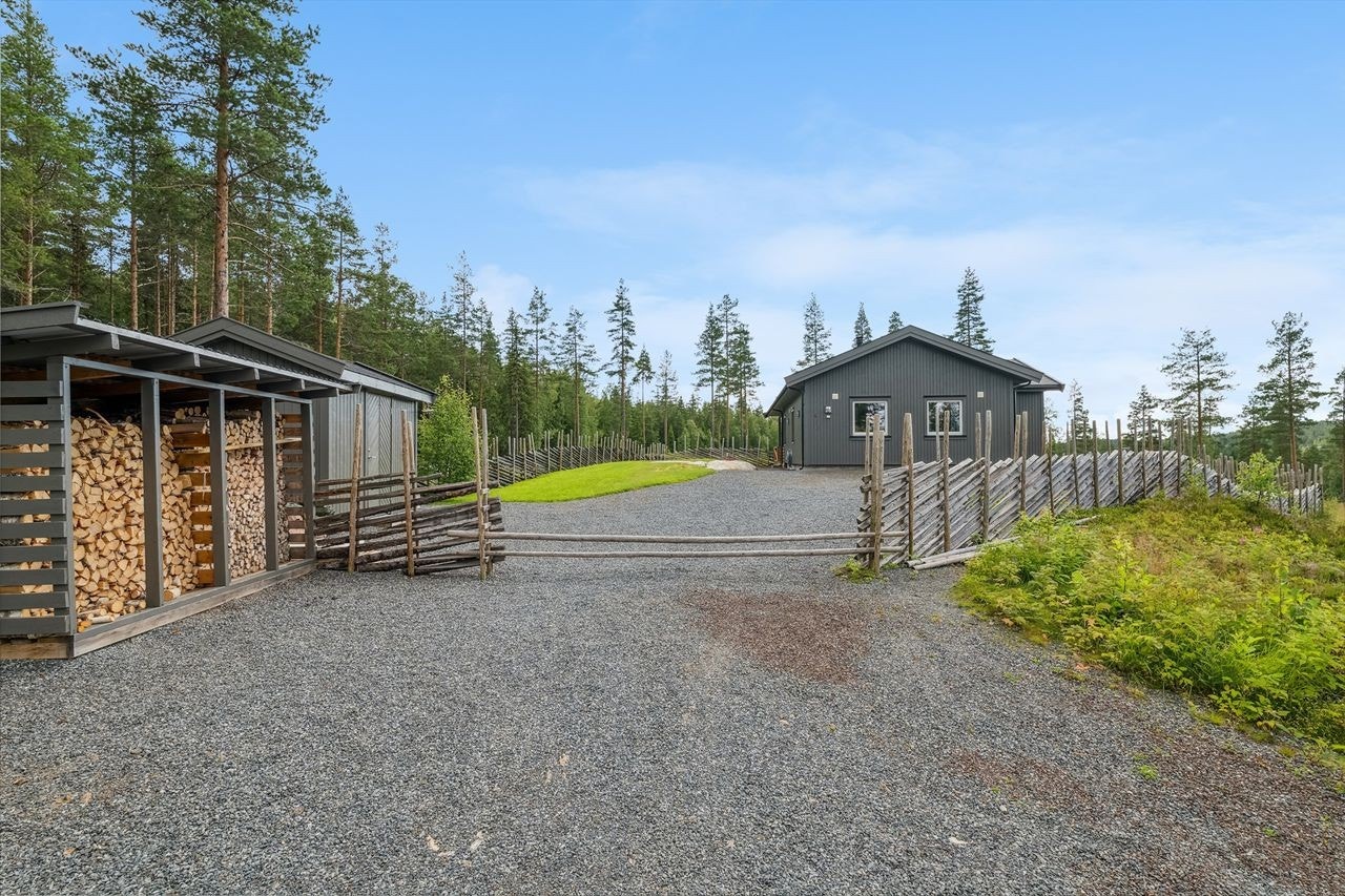 Tomten er romslig, og deler av den er gjerdet inn med skigard. Galleribilde