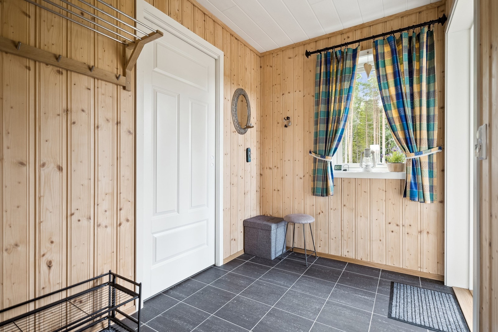 I entréen har man tilgang til en praktisk bod. Galleribilde