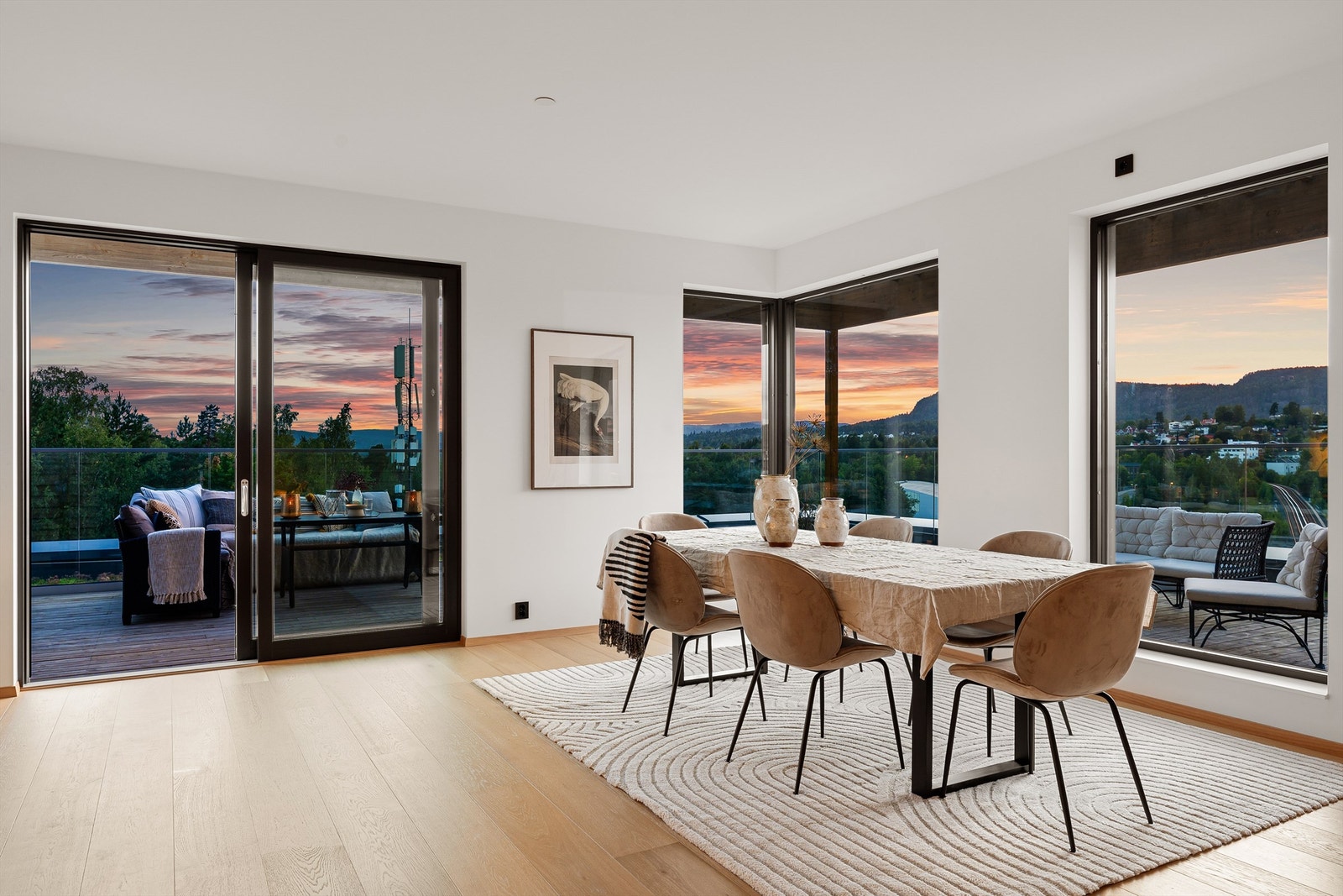 Leiligheten kan by på en fantastisk utsikt både innenfra og utenfra Galleribilde