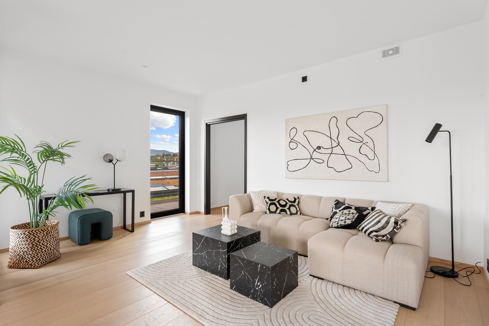 I stuen er det plass for sofagruppe, TV-seksjon, spisegruppe, lesehjørne og annet passende møblement Galleribilde