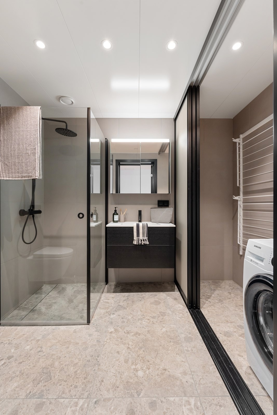 Flott baderom nr. 2 ved entréen / gangen Galleribilde