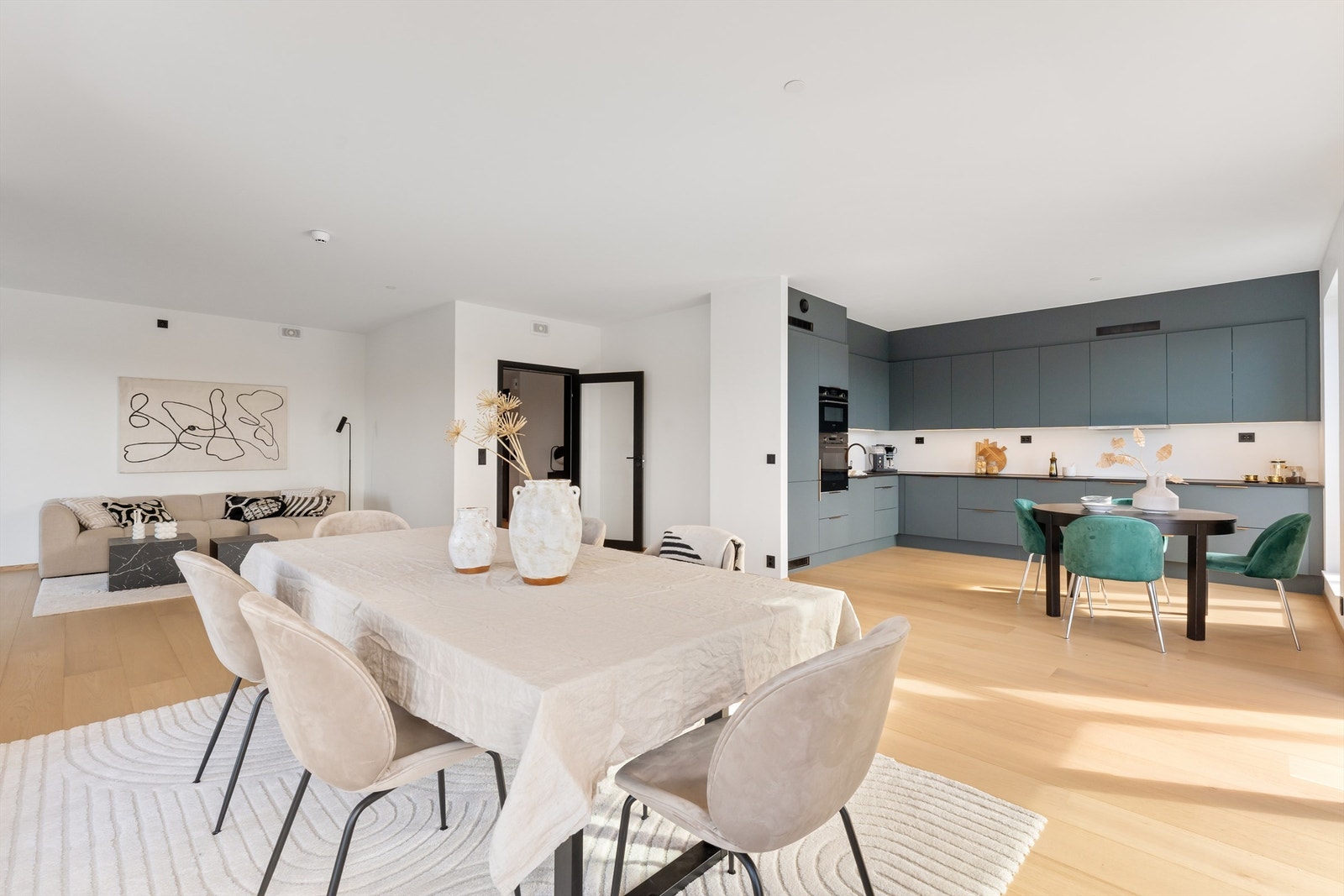 Stuen har gode møbleringsmuligheter med plass for flere soner Galleribilde