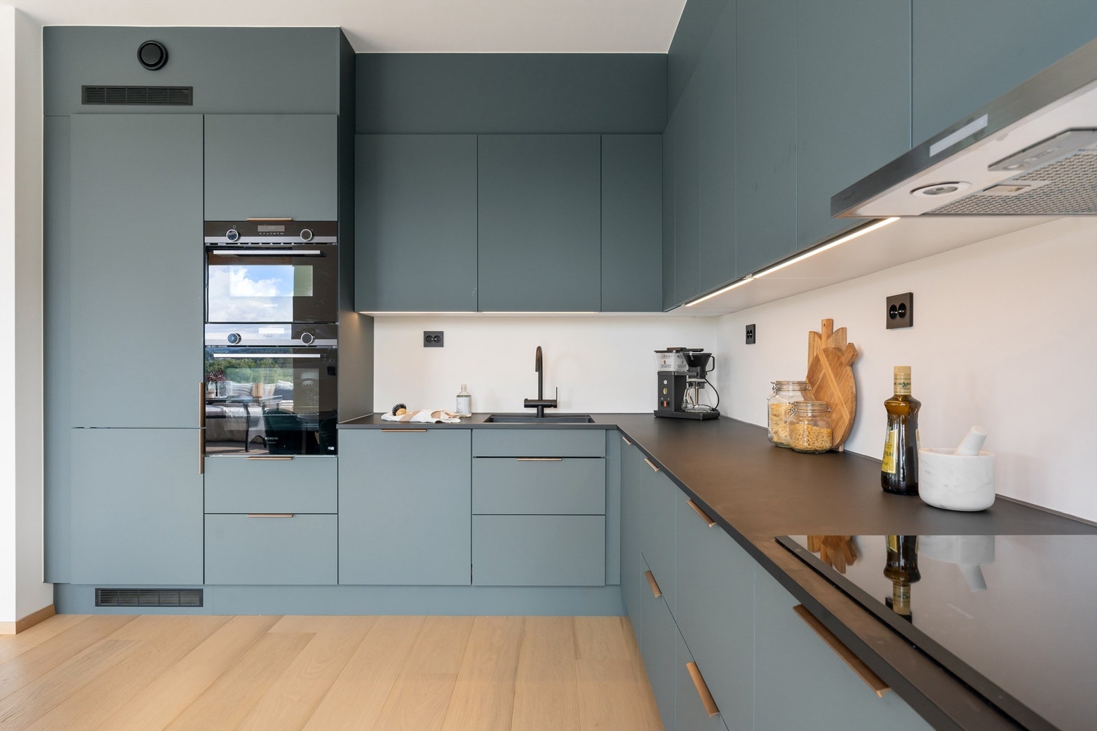 Kjøkkenet har integrert platetopp, stekeovn, mikrobølgeovn, oppvaskmaskin og kjøleskap med fryser Galleribilde