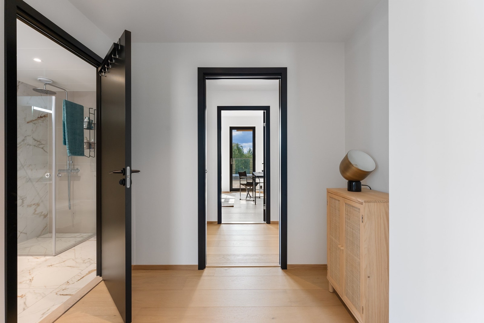 I den ene enden av leiligheten finner vi to gode soverom og ett av badene Galleribilde