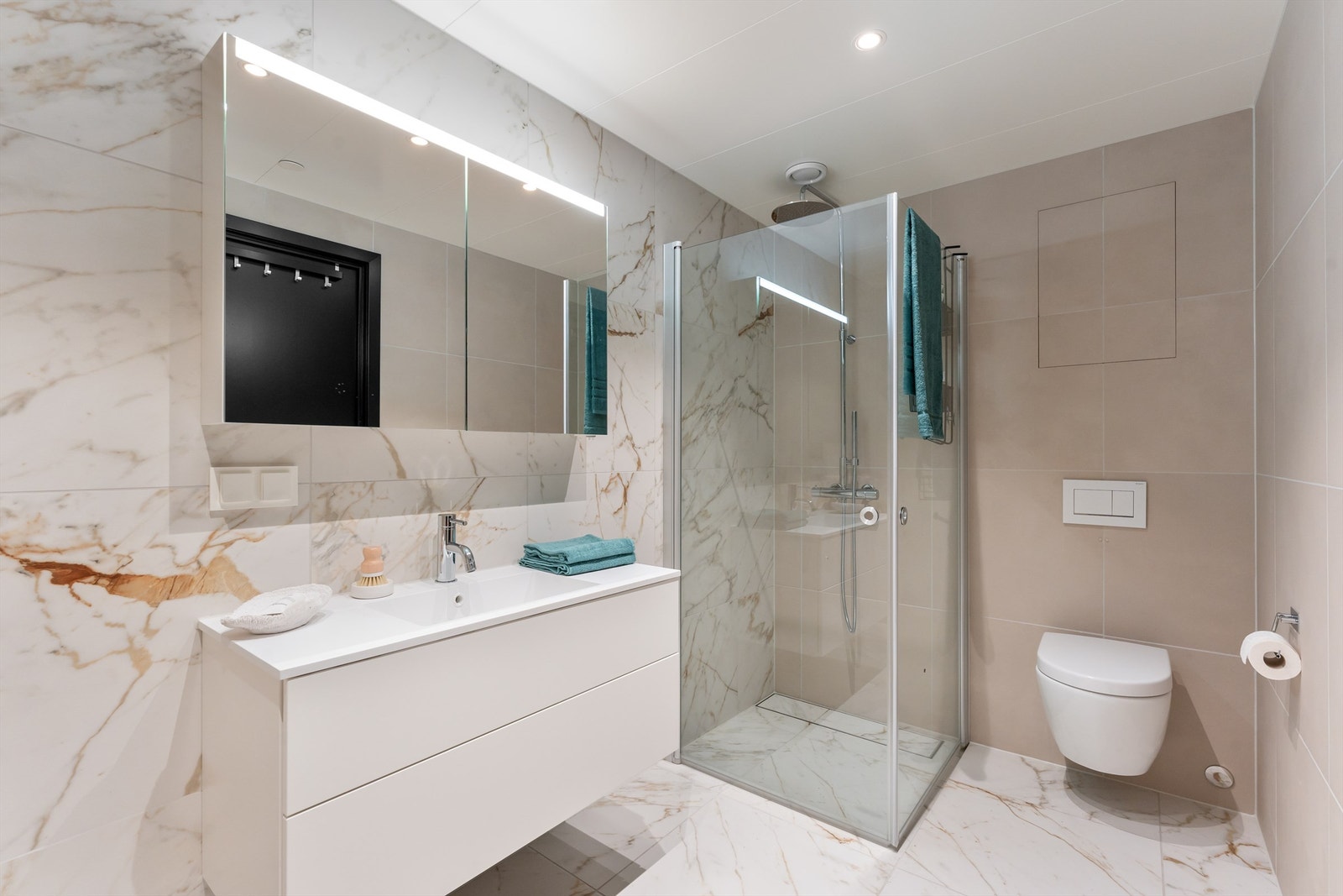 Lekkert baderom mellom de to soverommene Galleribilde