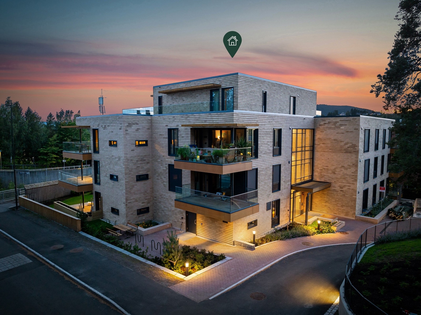 Boligen ligger i et attraktivt område med kort avstand til alt du trenger. Her har du nærhet til offentlig transport, butikker, restauranter, kafeer og rekreasjonsområder Galleribilde