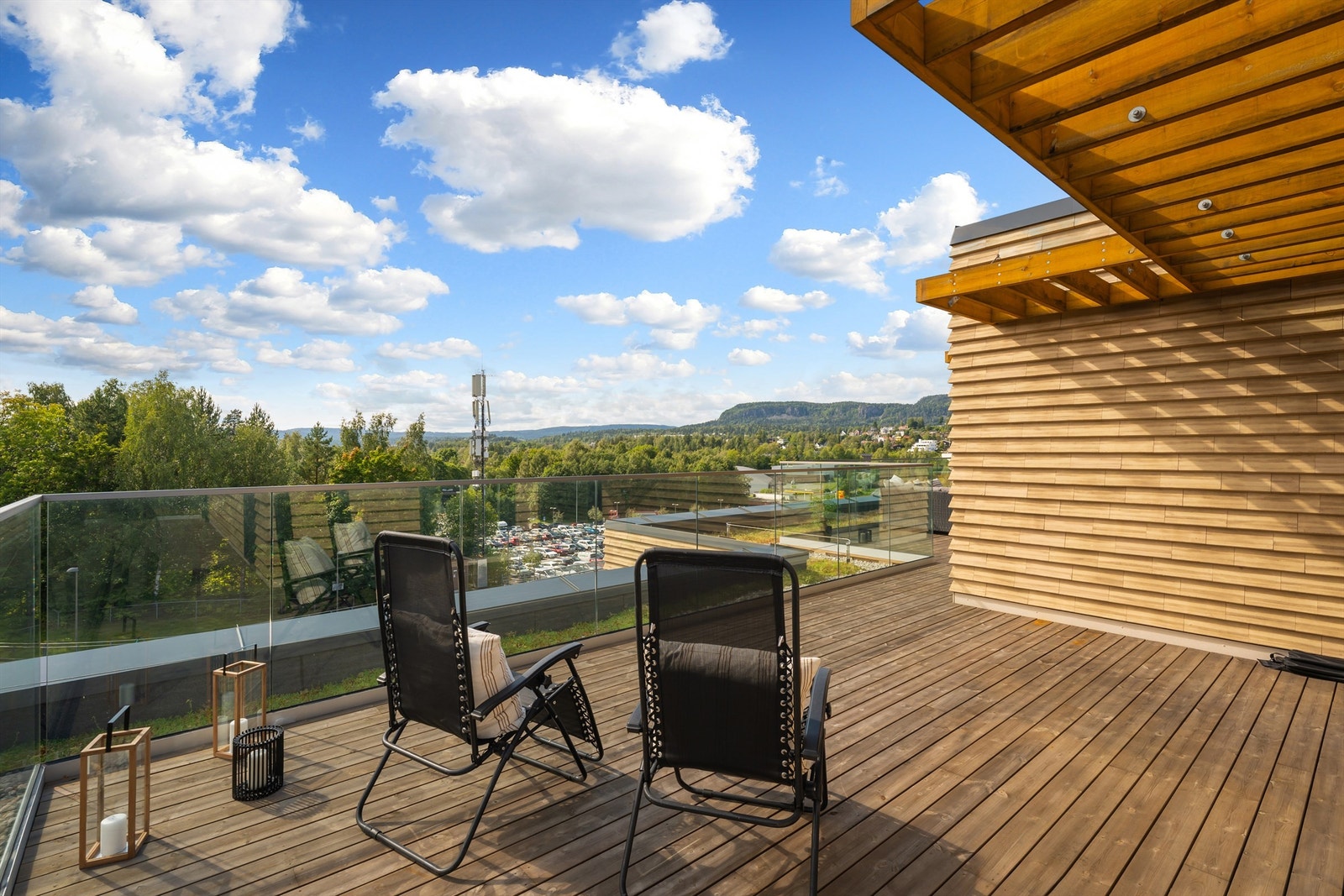 Terrassen går rundt tre av leilighetens vegger og har meget gode solforhold og nydelig utsikt Galleribilde