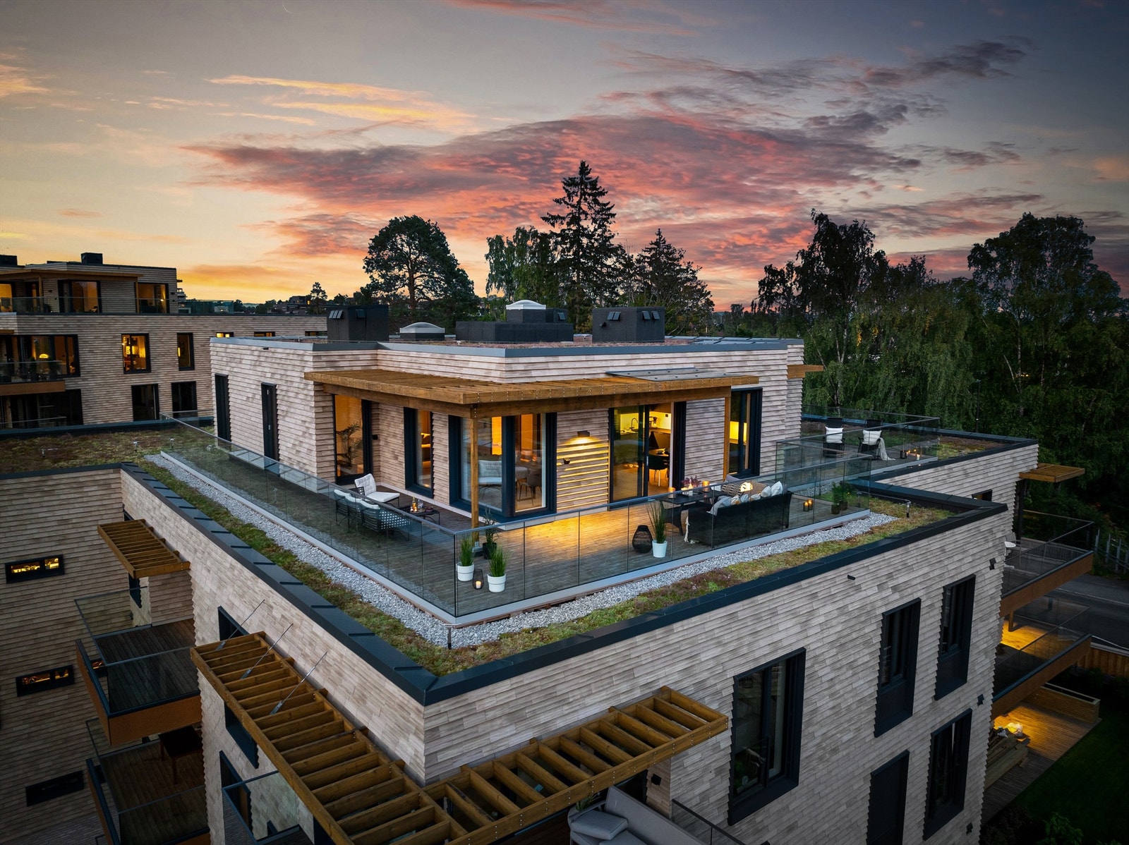 Hel toppetasje i Fagerlunden med direkte heis adkomst til leiligheten Galleribilde