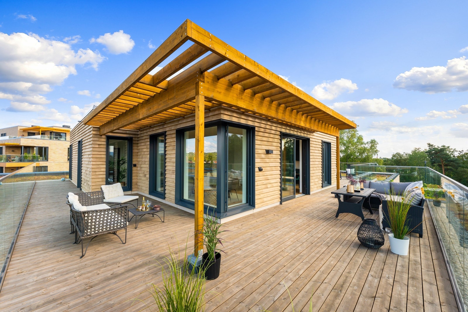 Utvendig finner vi en fantastisk takterrasse på hele 104 kvm med adkomst fra stuen og to av soverommene Galleribilde