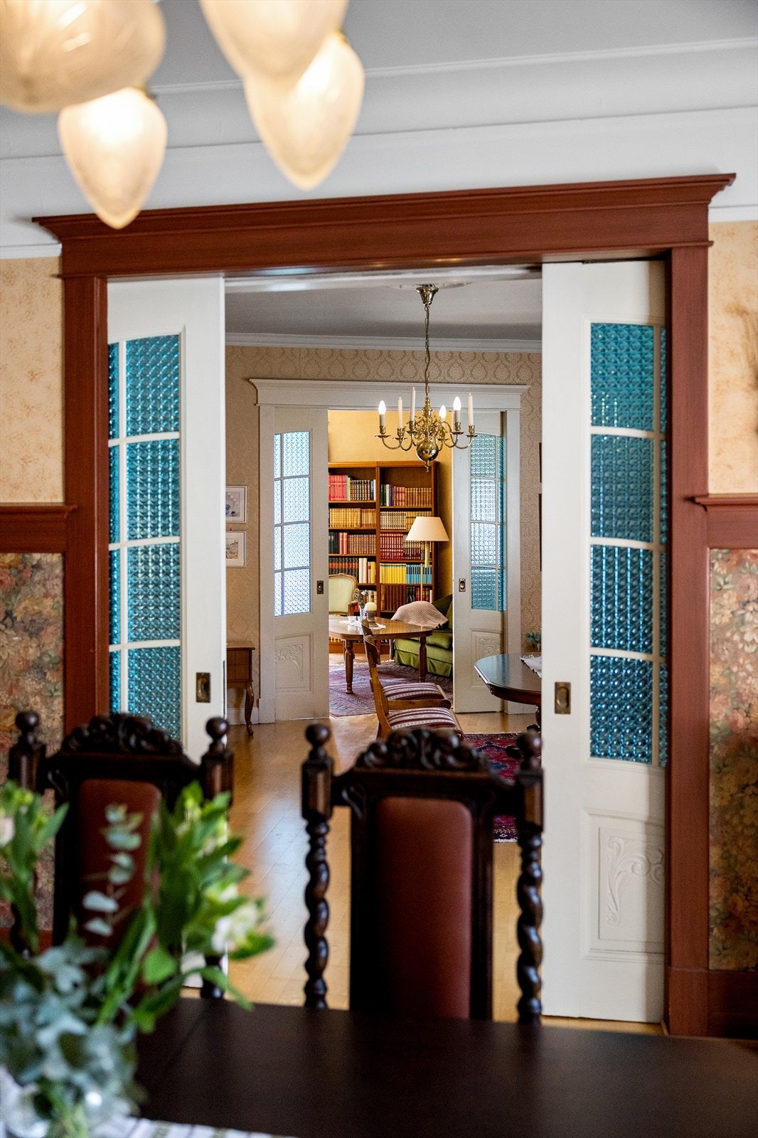 Skyvedører mellom spisestue og midtstue og tilsvarende midtstue og peis-stue. Galleribilde