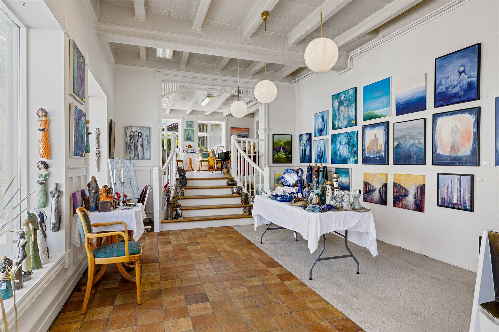 o Tidligere bakeriutsalg med stor takhøyde og bred trapp. Galleribilde