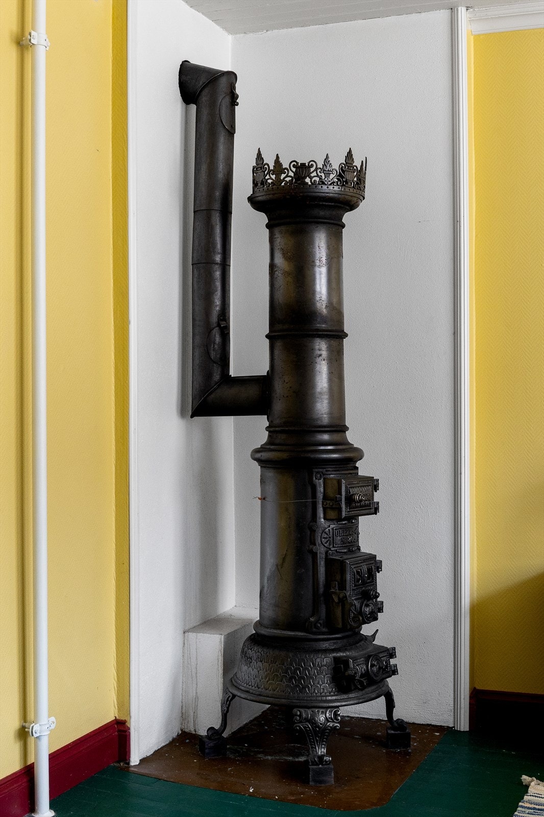 Flott gammel vedovn. (Til info er denne ovnen plombert av brannvesenet). Galleribilde