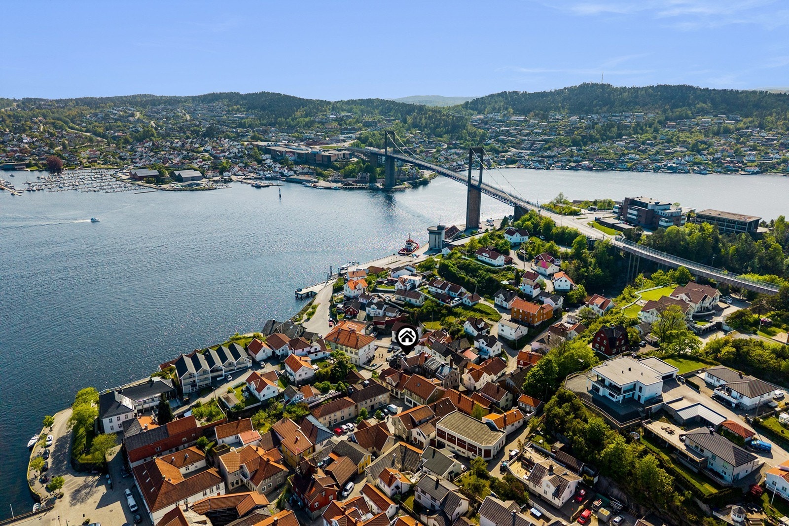 Kort vei over til Brotorvet med alle fasiliteter. I Brevik er det Jokerbutikk med godt utvalg. Galleribilde