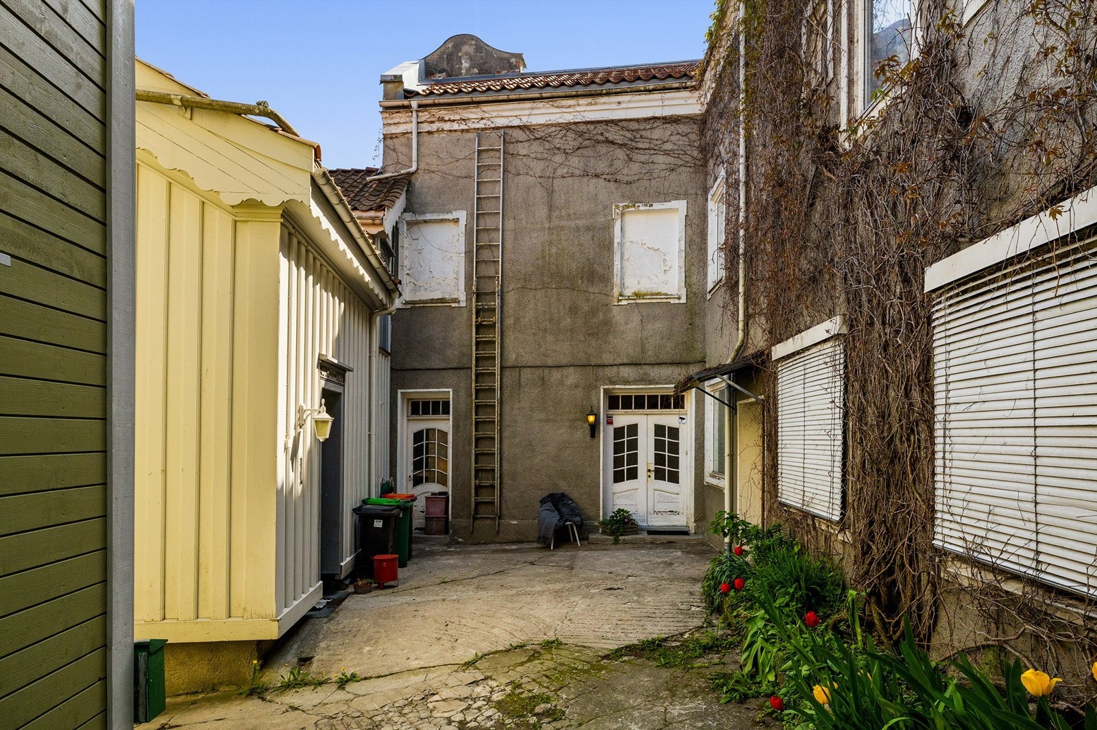 Bakgården har også plass til parkering. Galleribilde