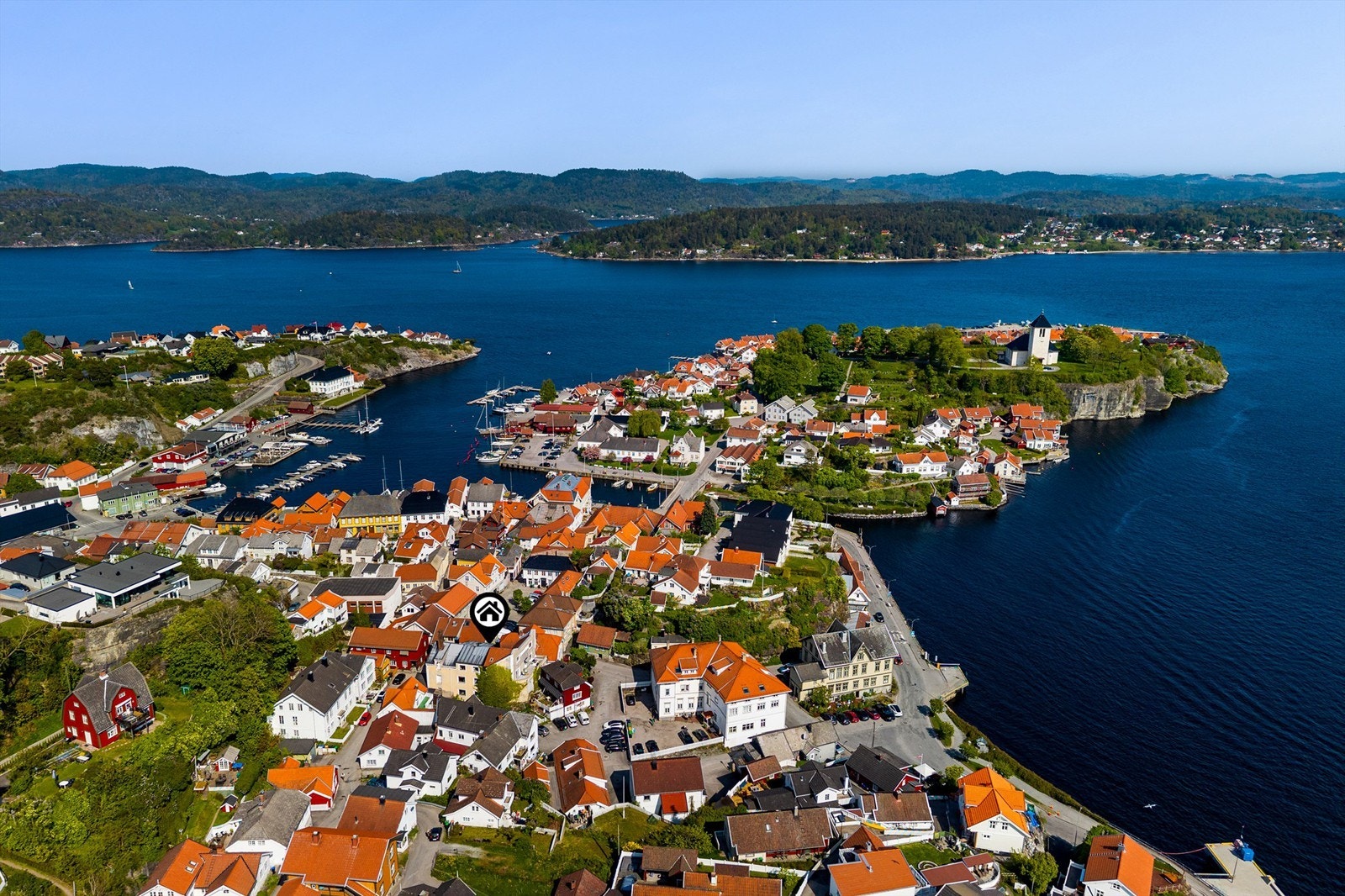 Brevik er en sommerby med vakker skjærgård og et koselig sentrum med restaurant, dagligvarebutikk, isbarer og flere gallerier. Galleribilde