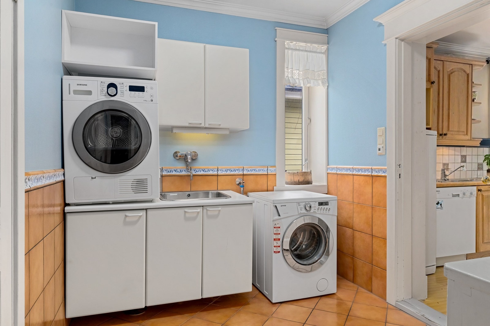 Vaskerom fra sent '90-tall. innredning og opplegg til både vaskemaskin og tørketrommel. Galleribilde