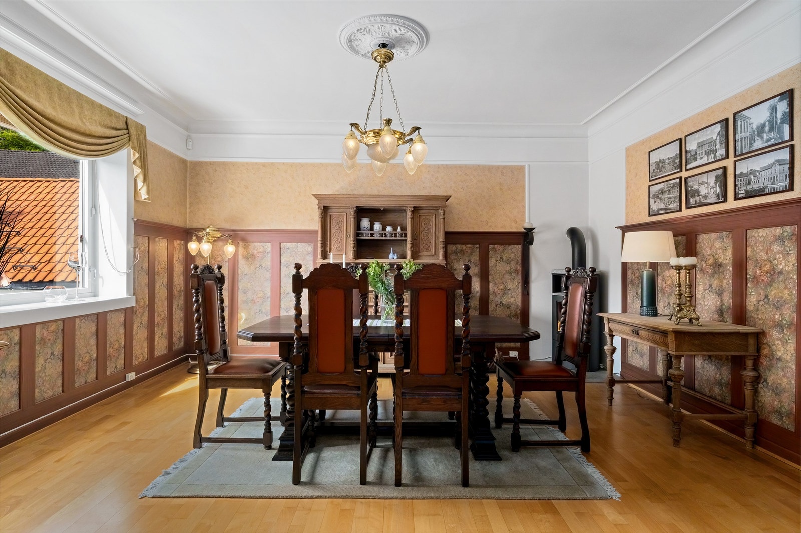 Leiligheten i 2. etasje har god takhøyde og med brystning som nærmest gir rommet en sakral stemning. Galleribilde