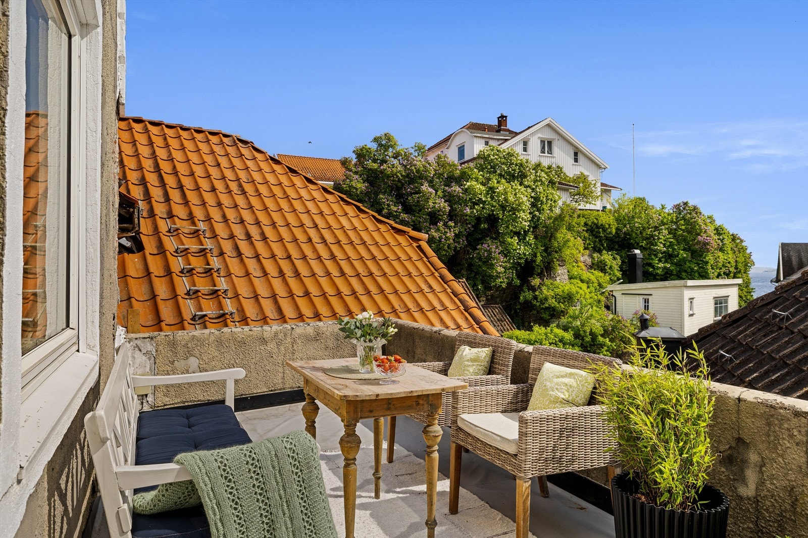 Varendaen ligger midt i Breviks bykjerne, men kan også gi assosiasjoner til takterrasser på mer sydlige breddegrader. Galleribilde