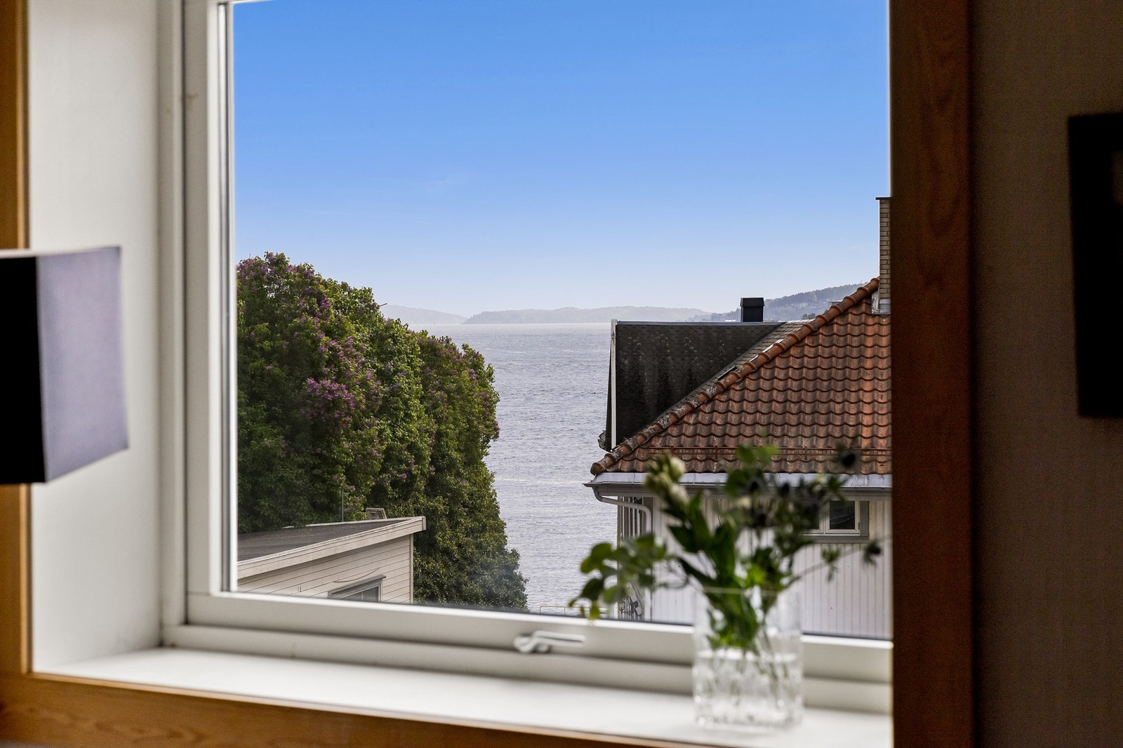 Utsikt utover sjøen fra stua i 3. etasje. Galleribilde