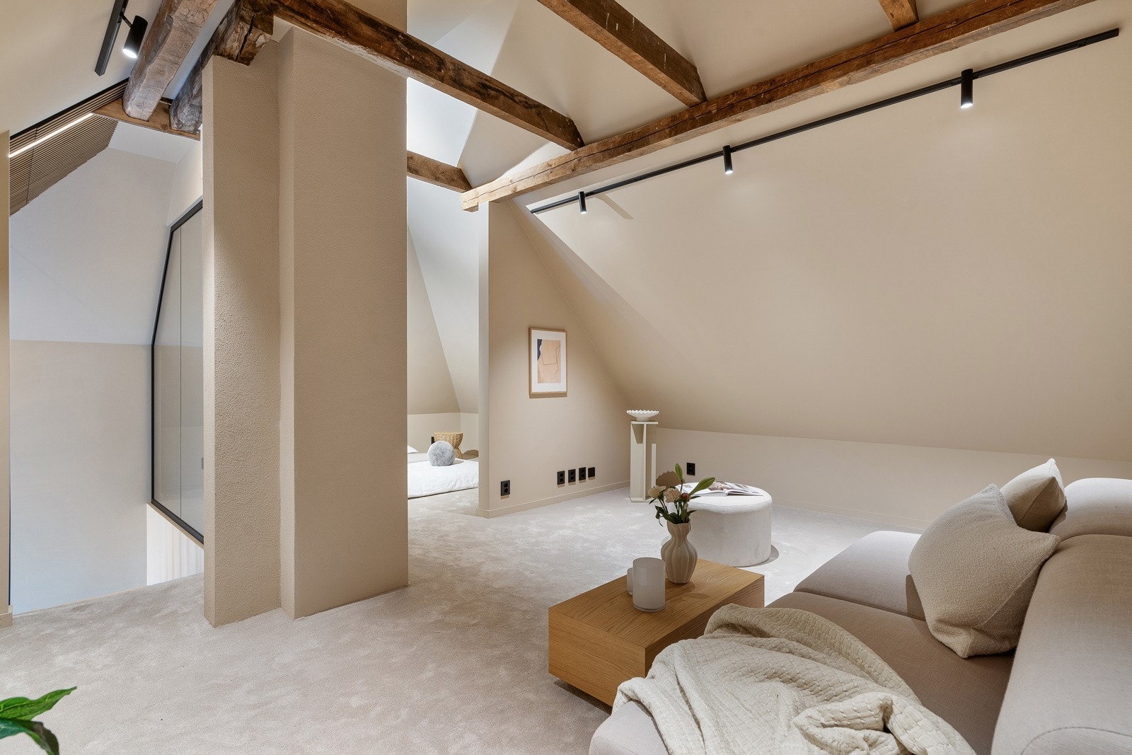 Lunt, koselig og lekkert innredet loftsrom med behagelig vegg-til-vegg teppe Galleribilde