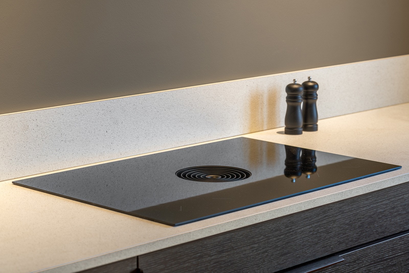 Benkeplater med oppkant - steketopp med nedfelt ventilator fra Bora (80 cm) Galleribilde