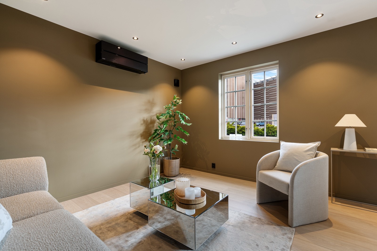 I tillegg til peisinnsatsen er det montert luft-til-luft varmepumpe Galleribilde