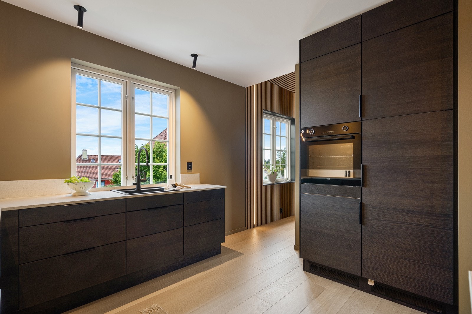 Praktisk med stekeovn i høyskap Galleribilde