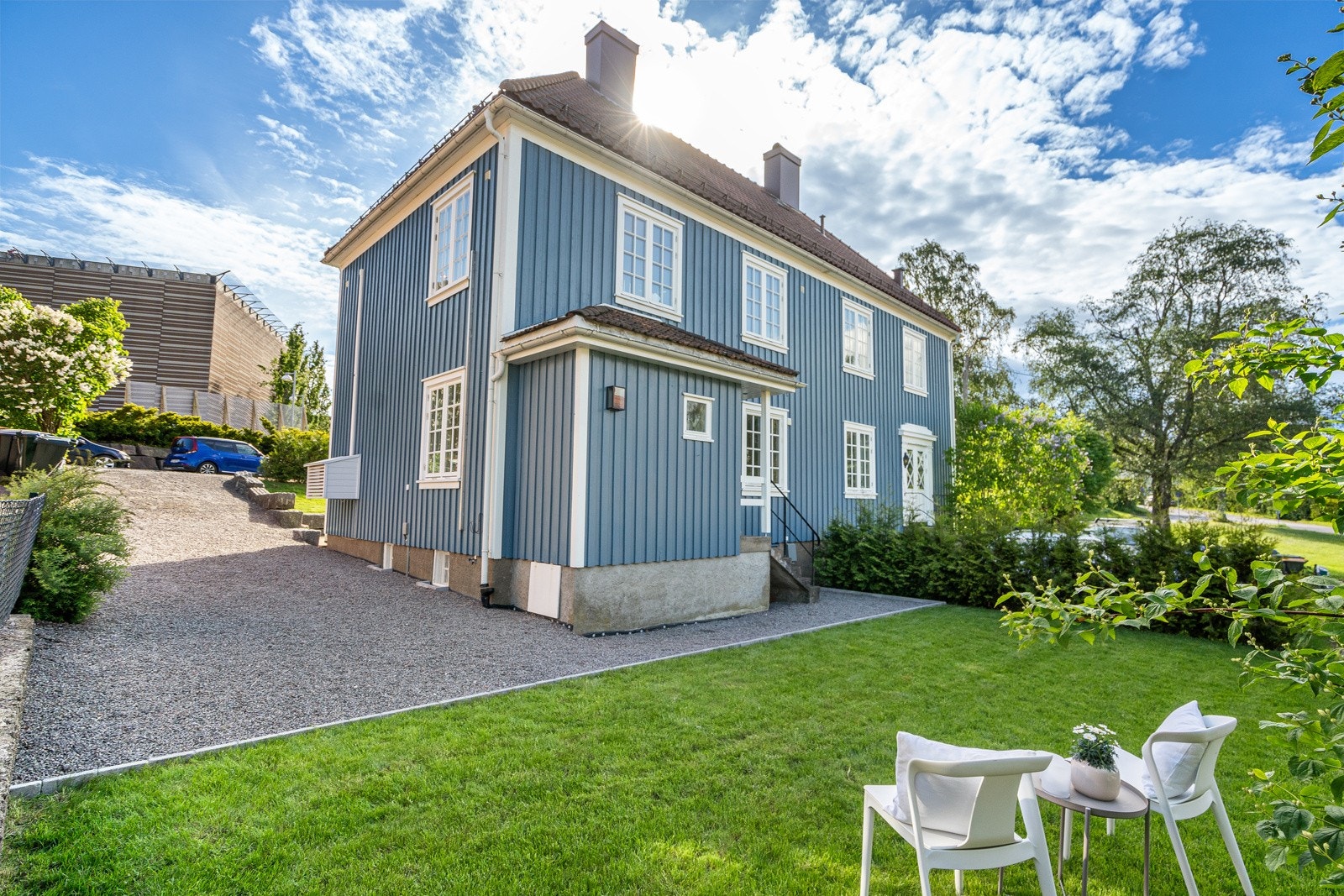 Eiendommen har hage både foran og bak, med gode solforhold og fine uteområder! Galleribilde