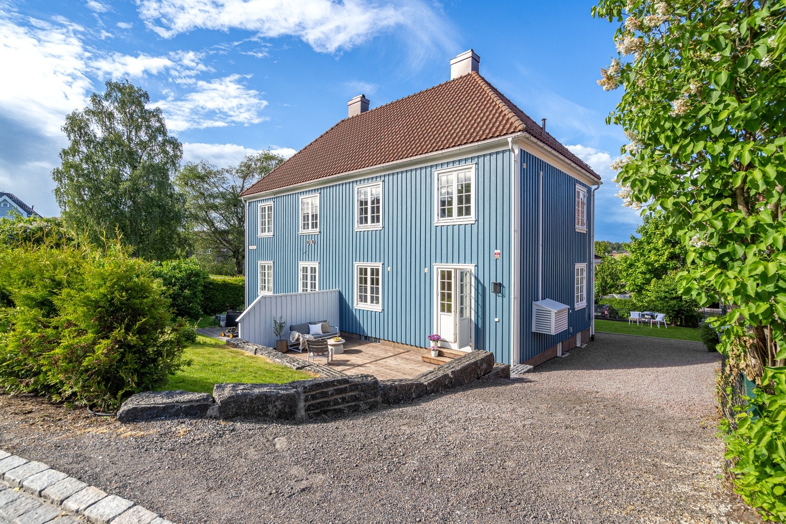 Fin gårdsplass med plass til flere kjøretøy etter hverandre (egen oppkjørsel) Galleribilde