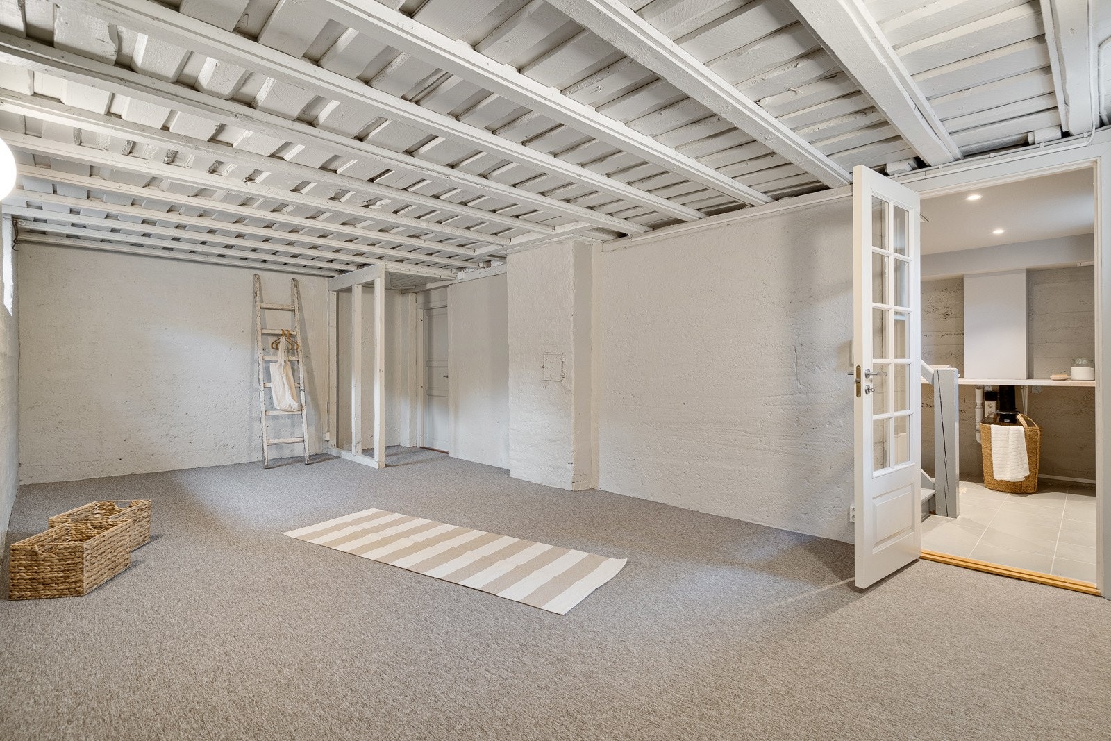 Stort, åpent rom med teppe på gulvet - perfekt som kjellerstue e.l. (ikke omsøkt til varig opphold fra opprinnelig boder etc.) Galleribilde