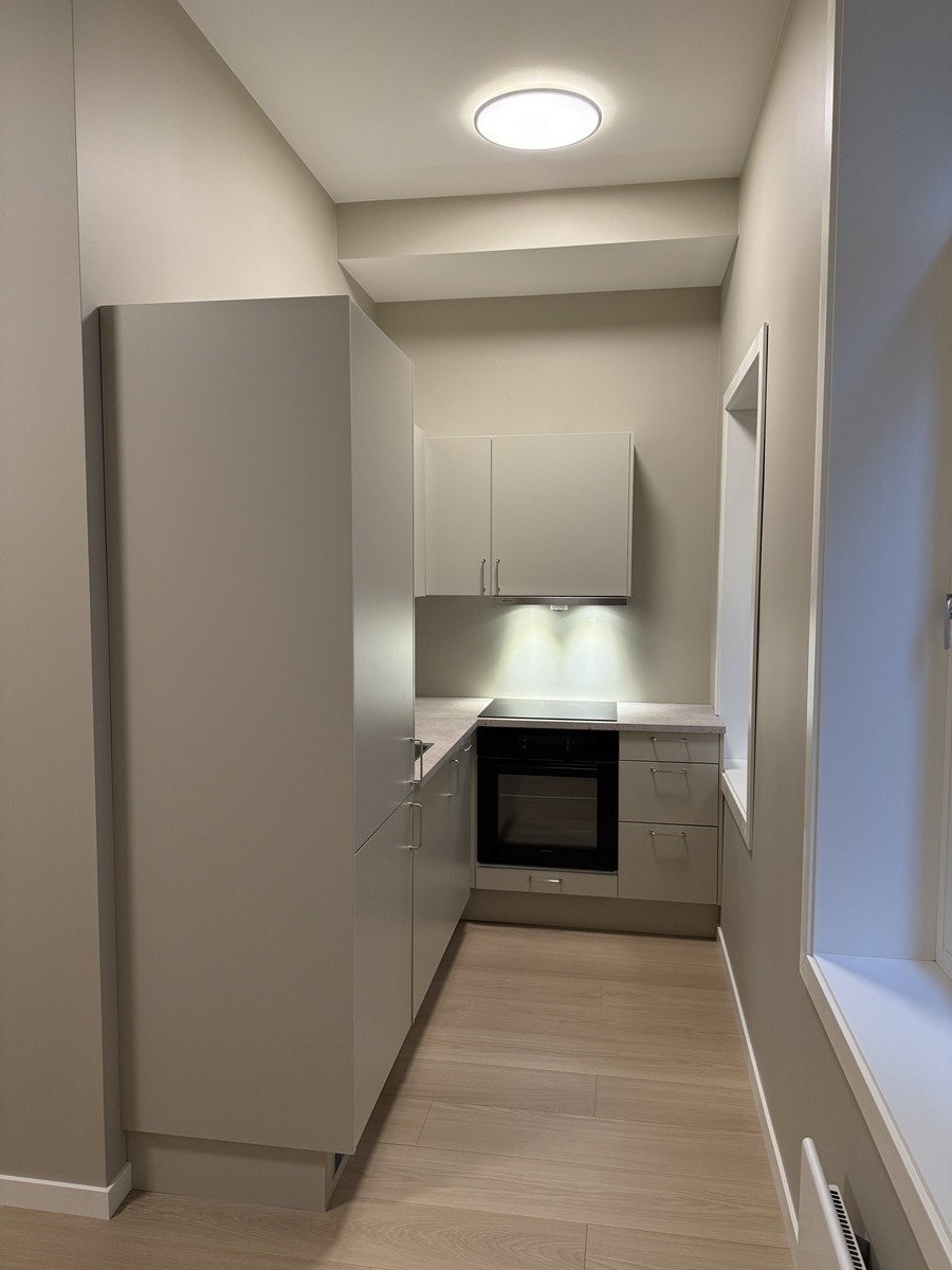 stue med moderne kjøkkenhjørne Galleribilde