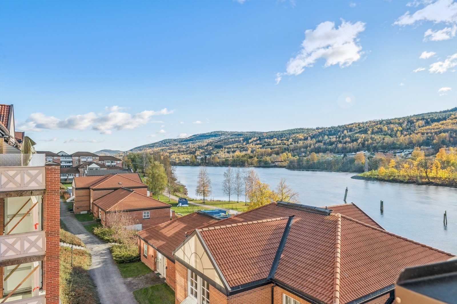 Fantastisk utsikt og en meget attraktiv beliggenhet med kort vei til alt av servicetilbud, buss og flotte turområder. Galleribilde