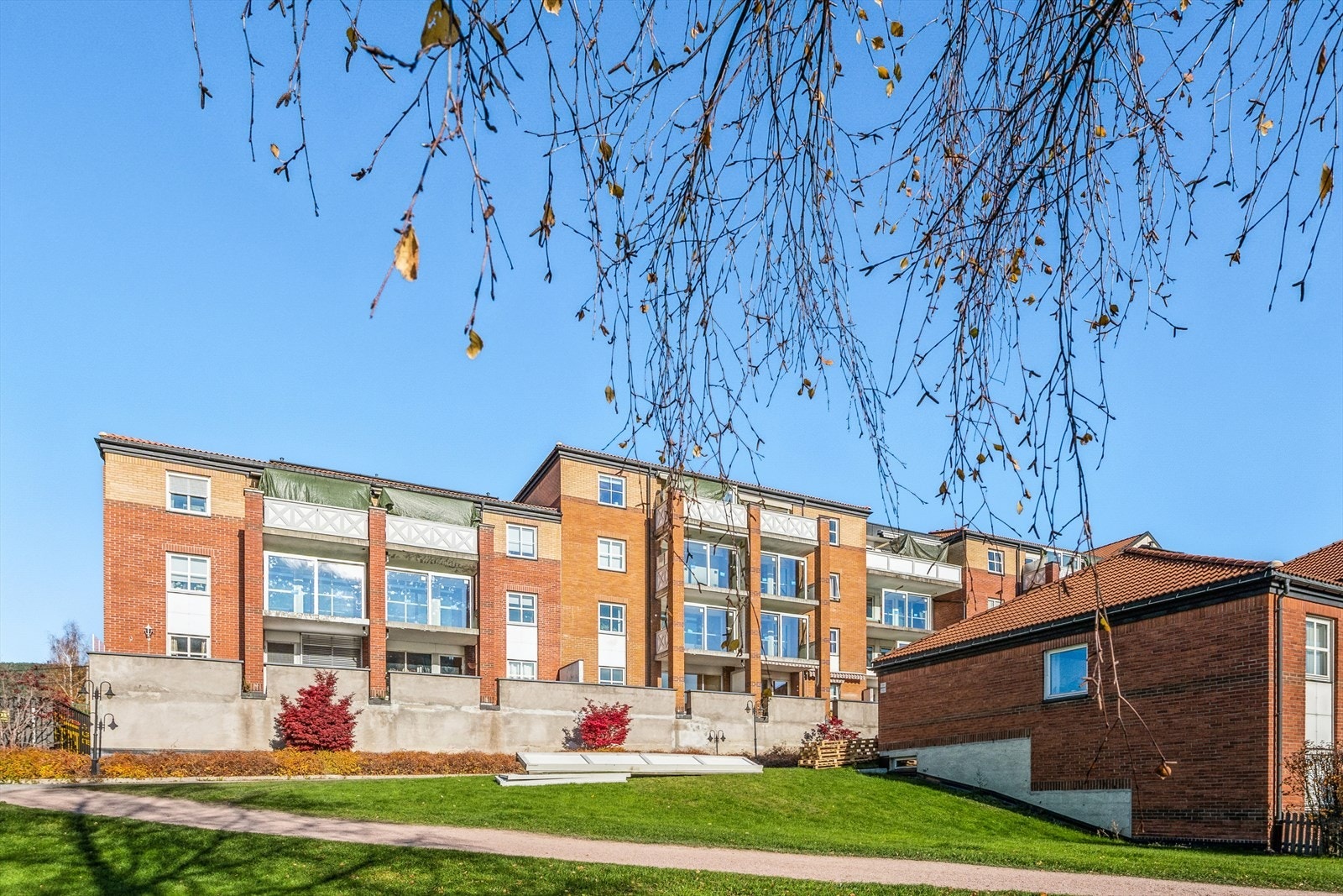 Fasade med balkonger mot syd og mot elven Galleribilde