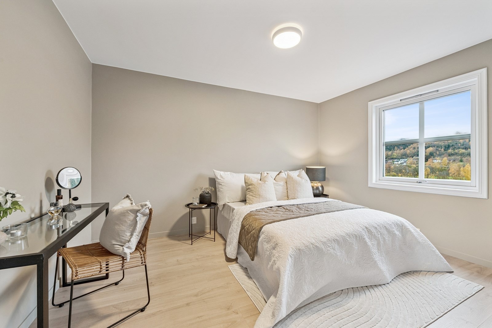 Stor og romslig hovedsoverom Galleribilde