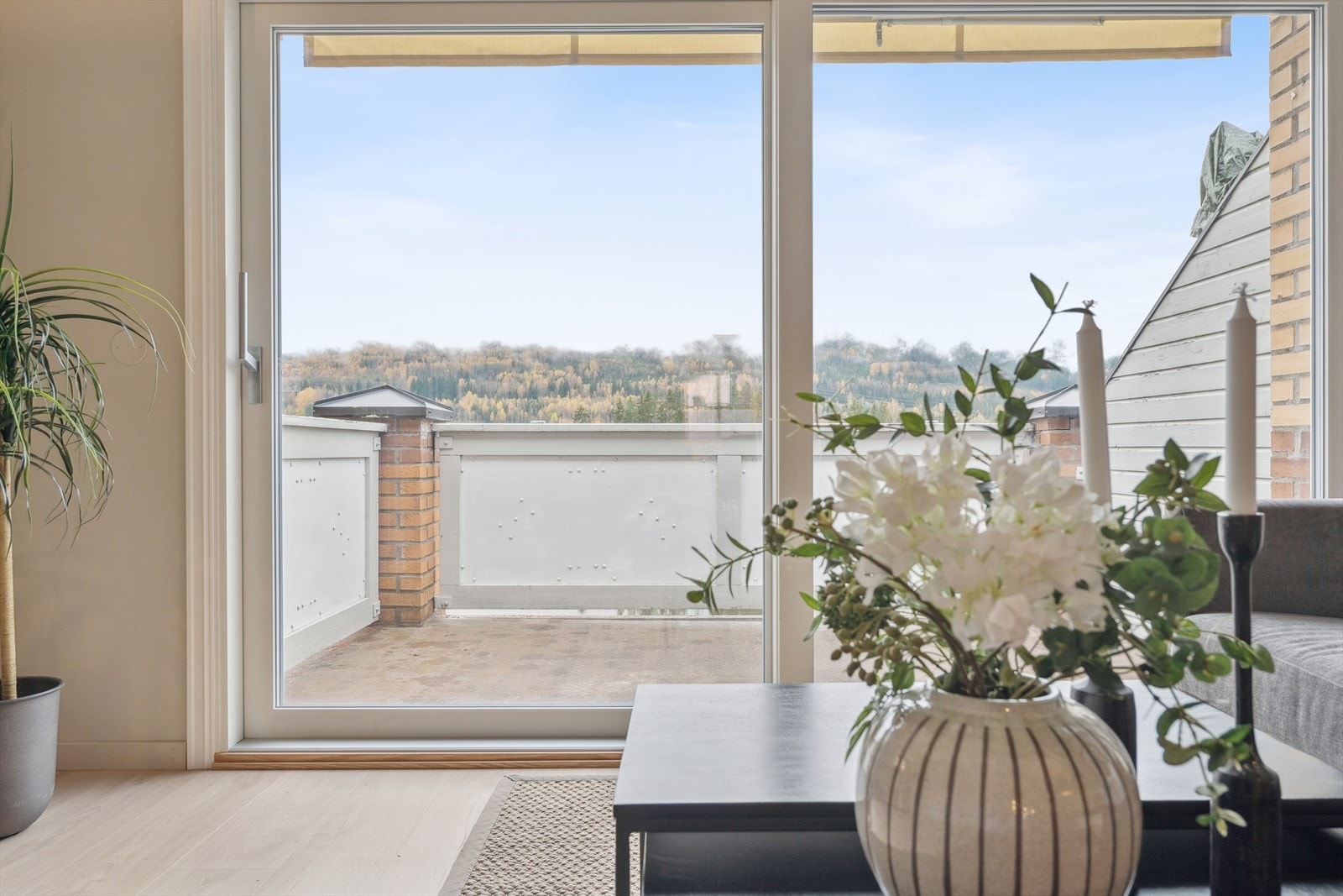 Nye verandadør og videre ut til solrik sydvendt balkong som vil bli helt ny og innglasset Galleribilde