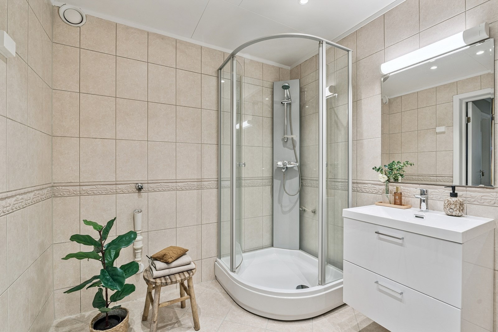 Badet har dusjkabinett og helt ny innredning Galleribilde