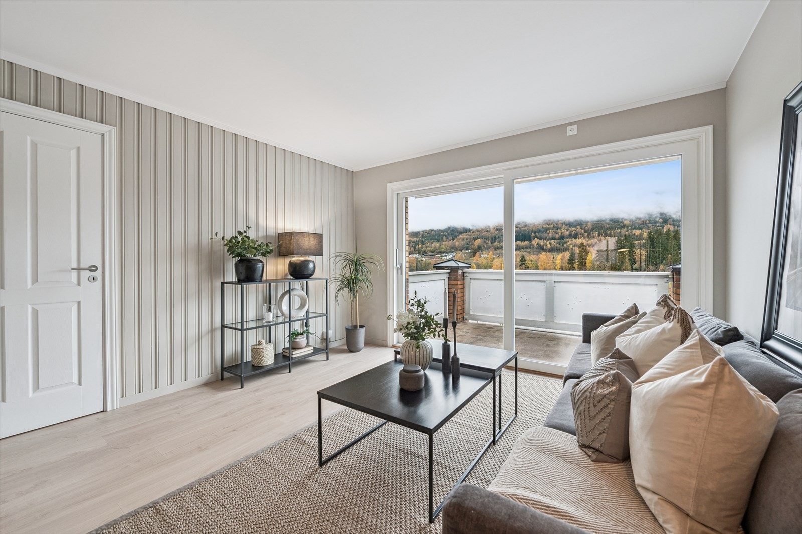 Oppusset meget pen stue med helt ny veranda dør.
Det vil komme ny innglasset balkong. Galleribilde