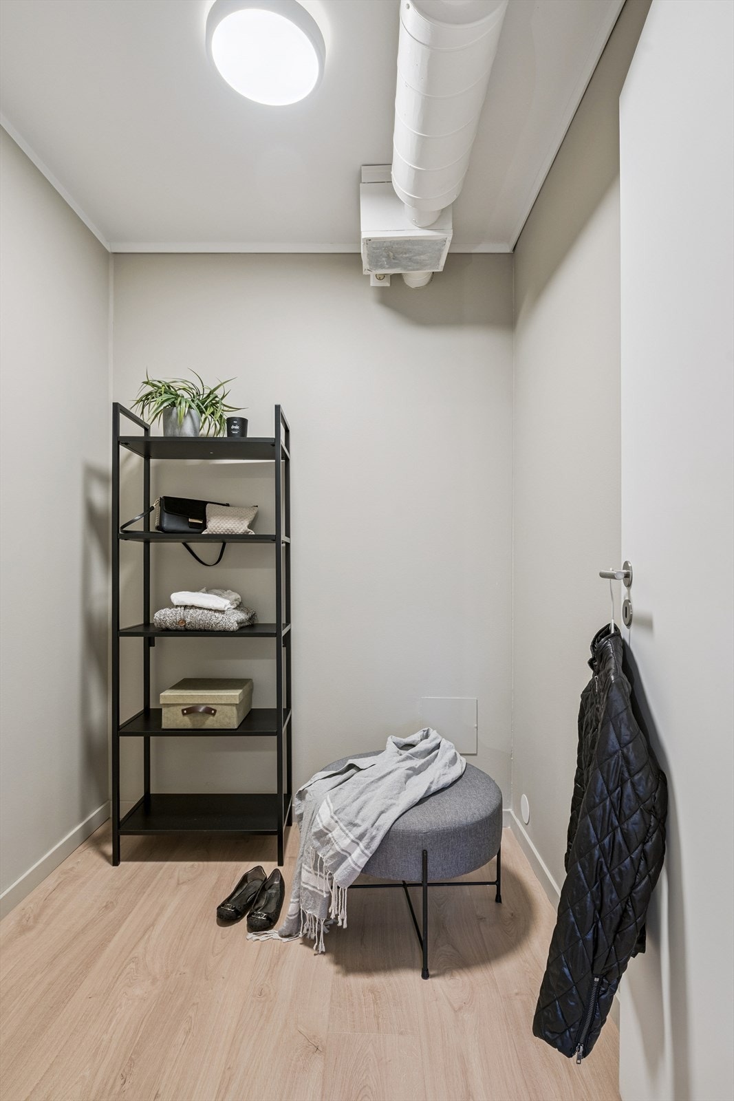 Fra soverommet er det inn til garderobe/bod med muligheter for godt med innredning Galleribilde